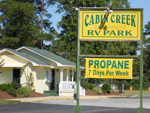 Large Yellow Sign For Cabin Creek RV Park.